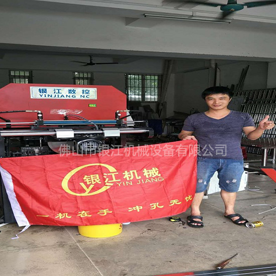 鹽城專業鋅鋼護欄沖孔機直銷